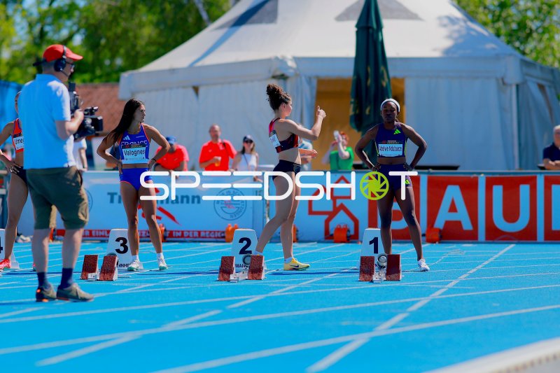 Oluchi Abelwe Ndubueze (#353) und Paola Valognes (#171) vor dem 100m-Start in Mannheim