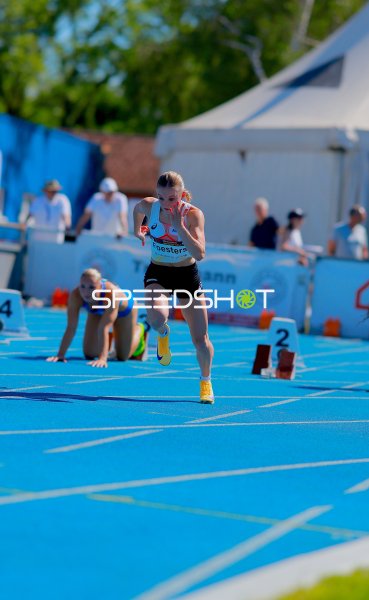 Lore Foesters (#105) beim Sprint-Start im Michael-Hoffmann-Stadion Mannheim