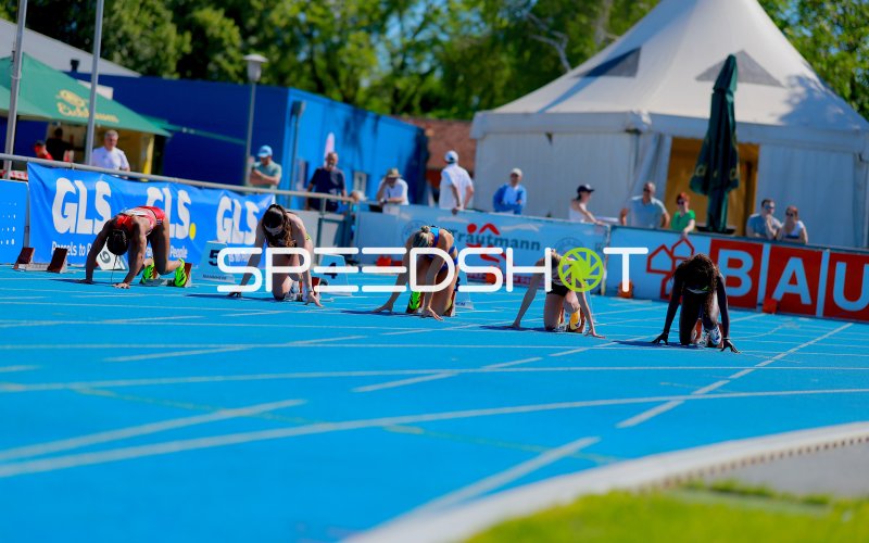 Startphase eines Damensprints im Michael-Hoffmann-Stadion Mannheim