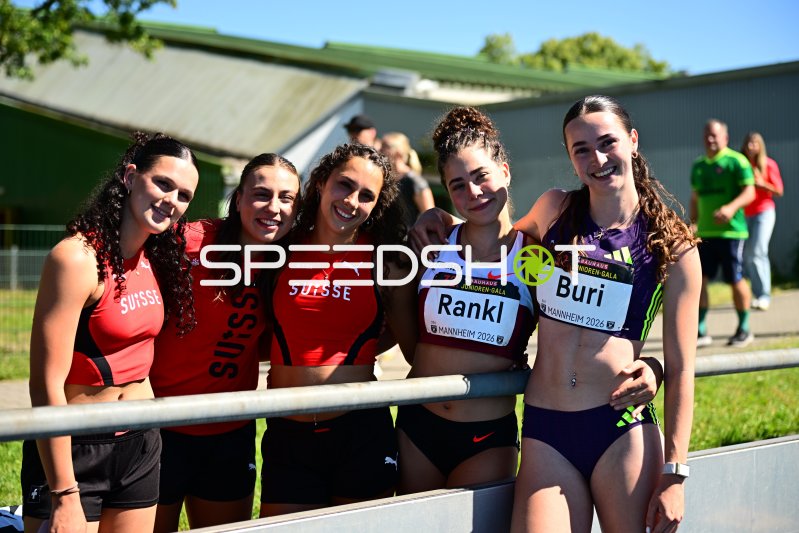 Timea Rankl (#326) und Xenia Buri (#310) beim Gruppen-Foto bei der Junioren-Gala Mannheim