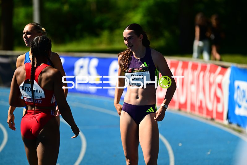 Xenia Buri (#310) und Emma Goretzka nach dem Lauf in Mannheim