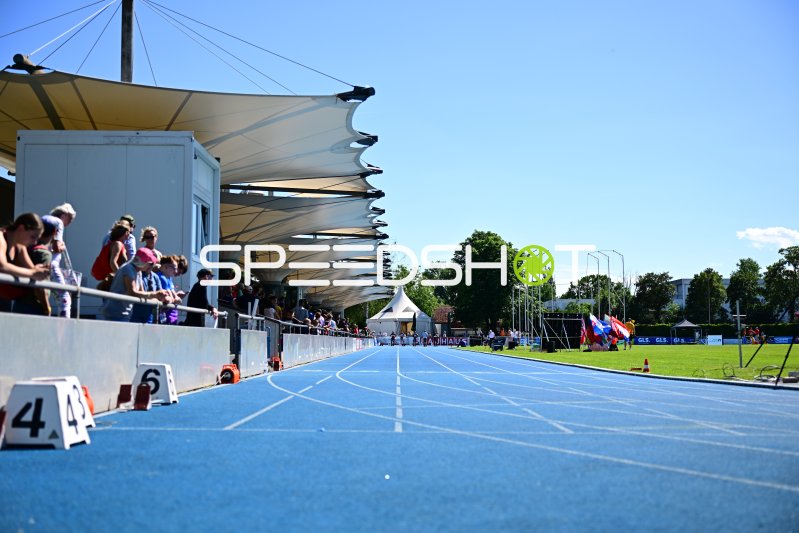 Blick auf die blaue Tartanbahn im Michael-Hoffmann-Stadion Mannheim