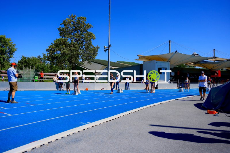Athletinnen beim Aufwärmen auf der blauen Tartanbahn im Michael-Hoffmann-Stadion Mannheim