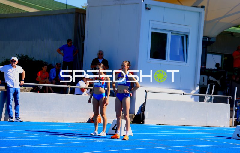 Helene Deistler und Julia Ciccone vor dem 800m-Start in Mannheim