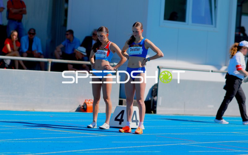 Helene Deistler (#427) und Julia Ciccone vor dem Start in Mannheim