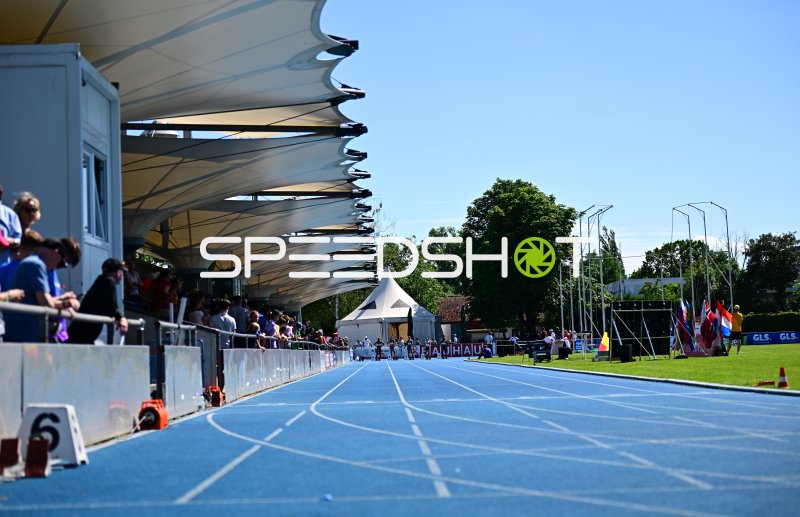 Blick auf die blaue Tartanbahn im Michael-Hoffmann-Stadion Mannheim