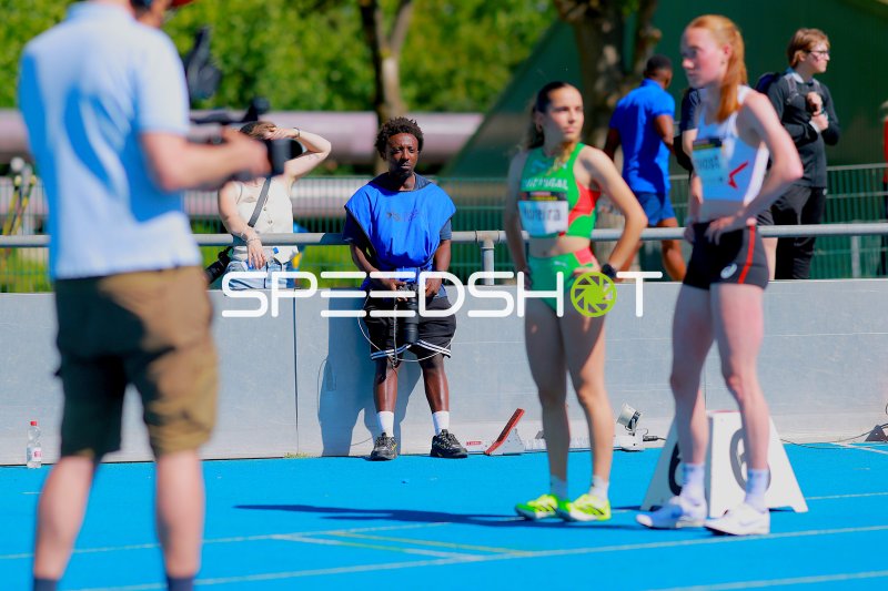 Athletinnen und Fotografen vor dem Start im Michael-Hoffmann-Stadion Mannheim