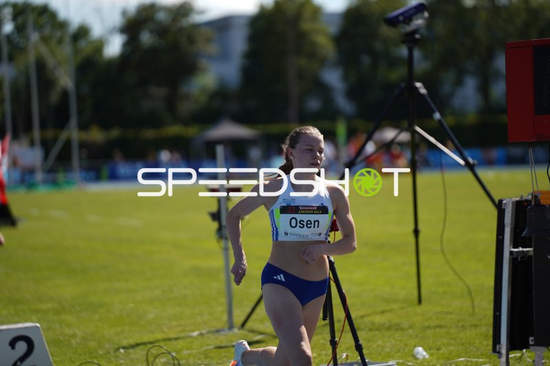 Victoria Osen (#274) beim 800m-Lauf bei der Junioren-Gala Mannheim