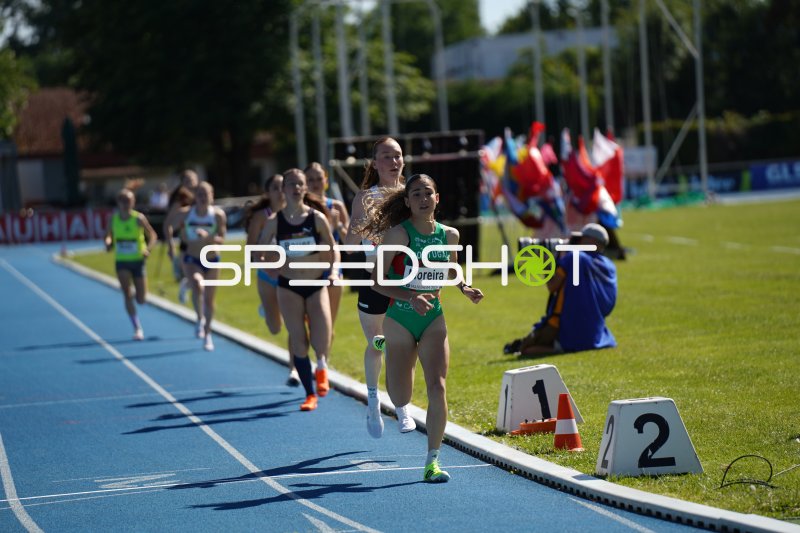 Mariana Moreira (#285) und Sterre Provost beim 800m-Lauf in Mannheim