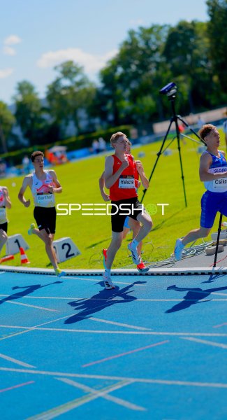 Theo Hielscher (#374) beim 800m-Lauf im Michael-Hoffmann-Stadion Mannheim