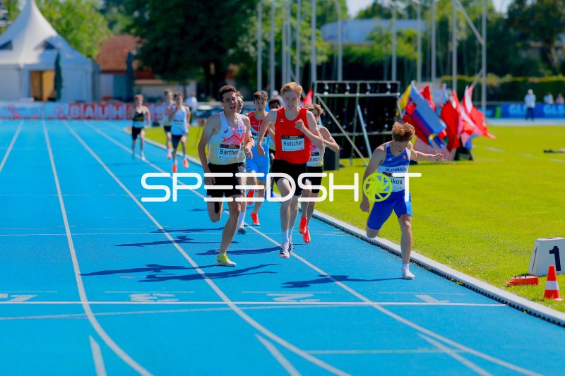 Theo Hielscher (#374) im 800m-Lauf beim Michael-Hoffmann-Stadion Mannheim