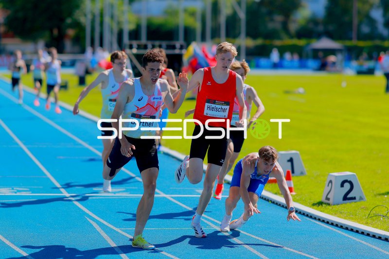 Theo Hielscher (#374) und Lucas Barthel (#92) im 800m-Lauf in Mannheim