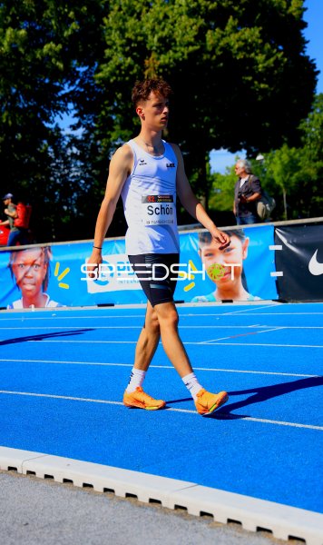 Bastian Schön (#1) beim 800m-Lauf im Michael-Hoffmann-Stadion Mannheim