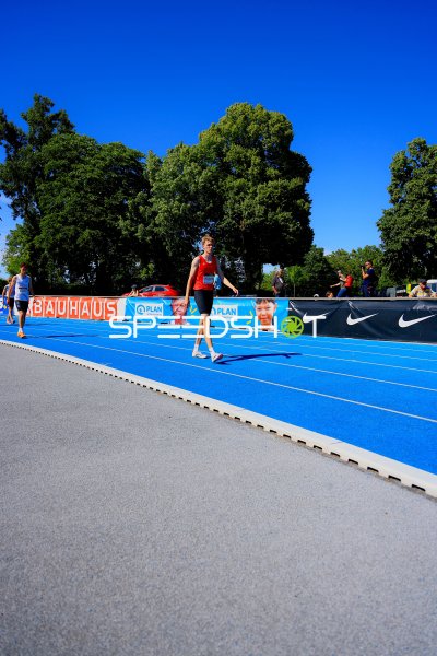 Athlet auf der Laufbahn beim Leichtathletik-Meeting in Mannheim