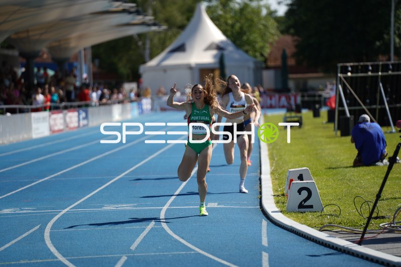 Mariana Moreira (Portugal) jubelt beim Zieleinlauf im 800m-Lauf