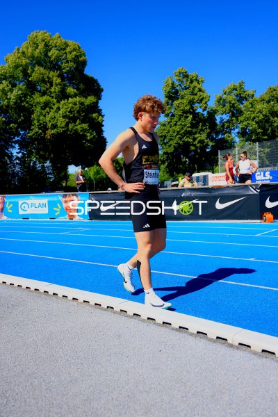 Lionel Steinhage (#37) beim 800m-Lauf im Michael-Hoffmann-Stadion Mannheim