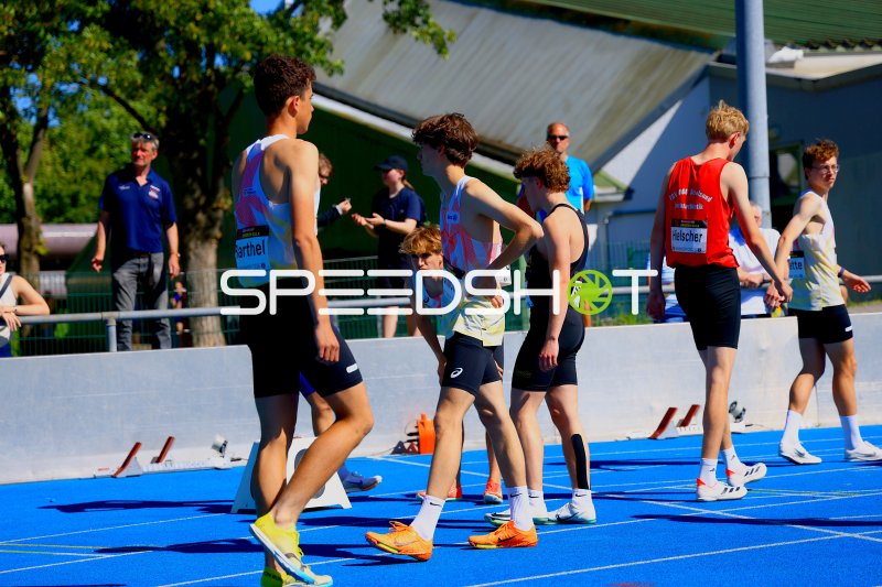 Athleten beim 800m-Lauf im Michael-Hoffmann-Stadion Mannheim
