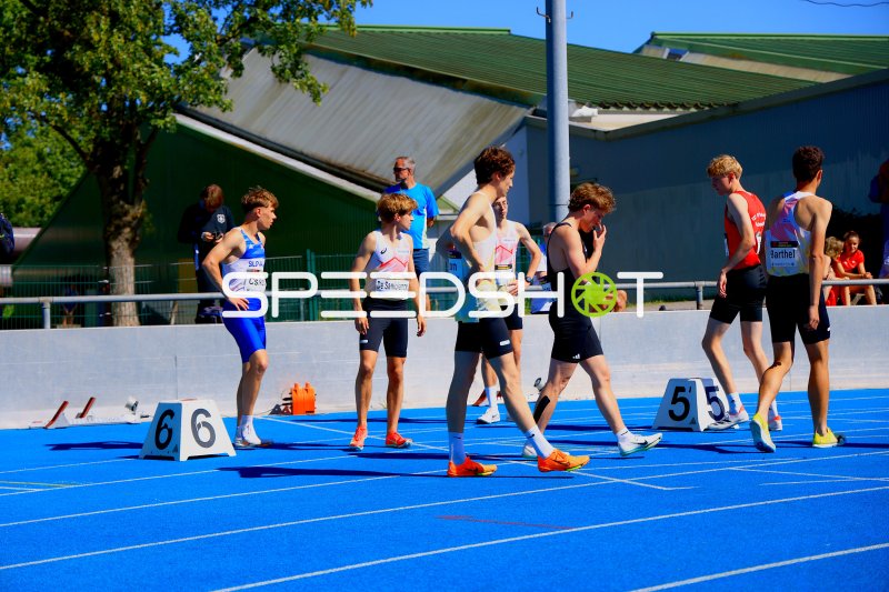 Startvorbereitungen beim 800m-Lauf im Michael-Hoffmann-Stadion Mannheim