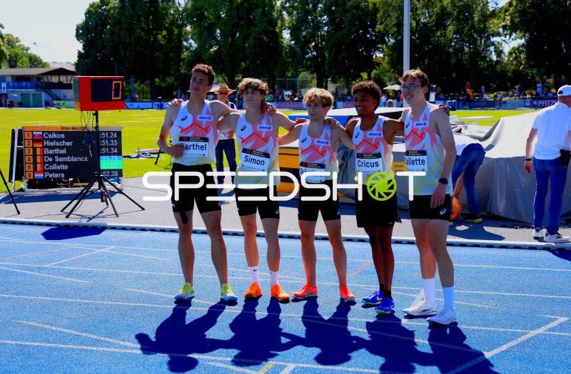800m-Läufer posieren nach dem Rennen beim Junioren Gala Mannheim