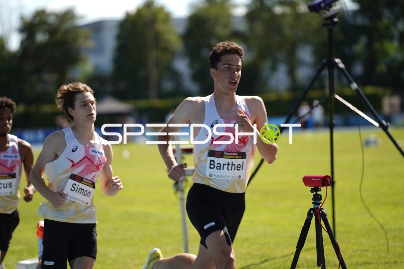 Barthel (#32) und Simon beim 800m-Lauf in Mannheim
