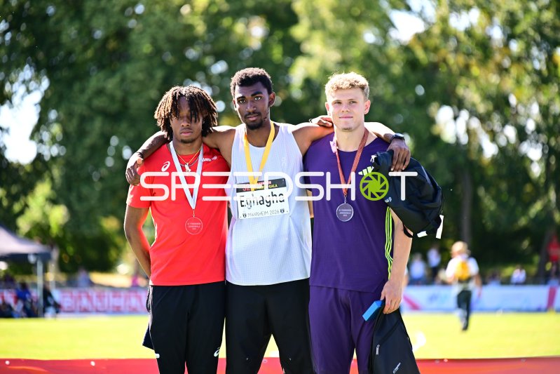 Akira Eghagha (#312), Jakob Kemminer und Bright Otiora bei der Siegerehrung in Mannheim