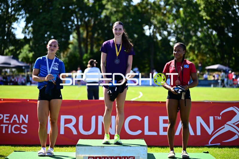 Xenia Buri gewinnt Gold bei der Siegerehrung im Michael-Hoffmann-Stadion