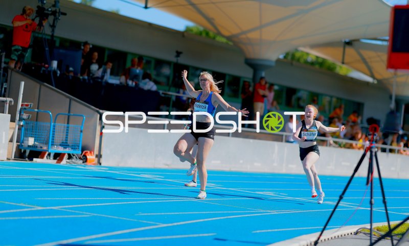 Nicole Nicoleitzik (#639) und Pauline Schäfer (#638) im Zieleinlauf beim Sprint