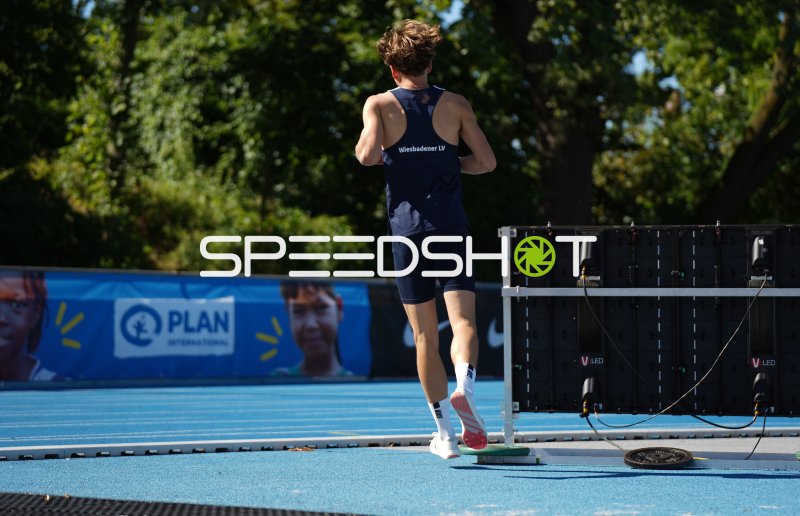 Athlet des Wiesbadener LV beim Sprint im Michael-Hoffmann-Stadion Mannheim