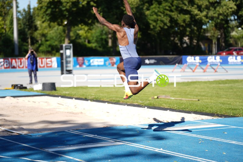 Weitsprung-Athlet beim Flug über die Sandgrube im Michael-Hoffmann-Stadion