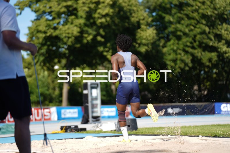 Weitsprung-Athlet landet im Sand beim Meeting in Mannheim