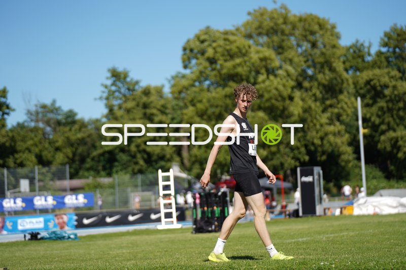Athlet (#32) beim Aufwärmen im Michael-Hoffmann-Stadion Mannheim