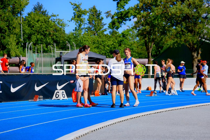 Athletinnen aus Belgien und Schottland im Gespräch mit Kampfrichterin