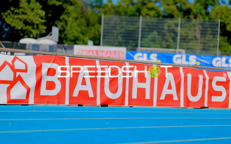 Bauhaus-Sponsorenbande am Michael-Hoffmann-Stadion Mannheim