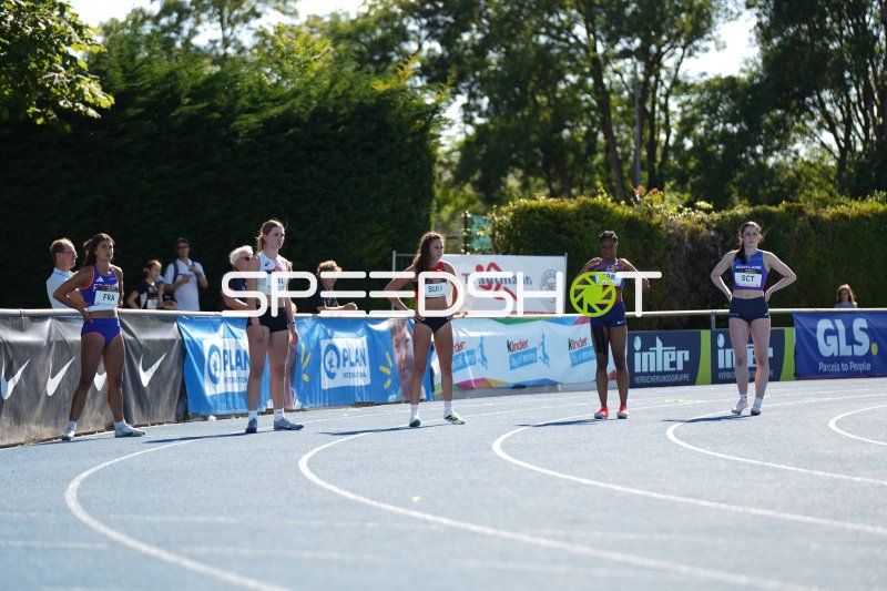 Paola Valognes (FRA) und weitere Athletinnen vor dem Start in Mannheim