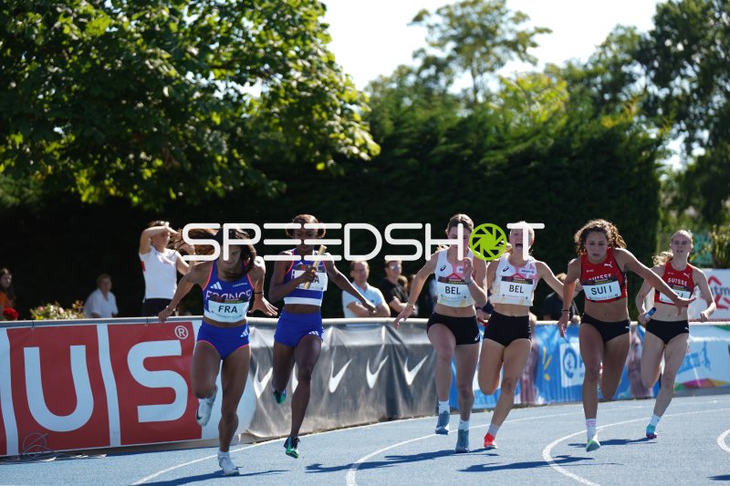 Paola Valognes (Frankreich) im 4x100m-Staffelrennen in Mannheim