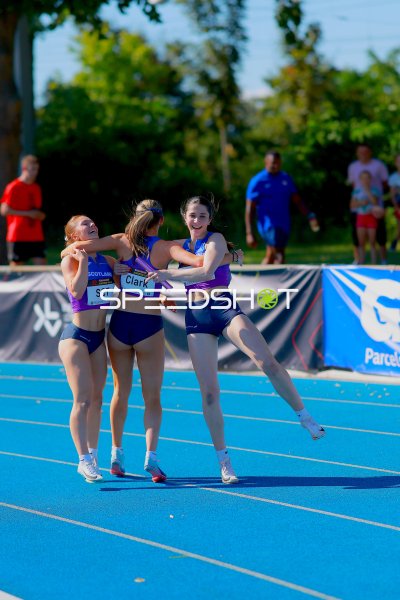 Emma Clark (#185) und Team Great Britain feiern Staffel-Jubel in Mannheim