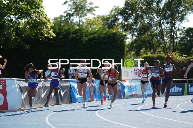 Paola Valognes (Frankreich) beim 4x100m-Staffellauf in Mannheim
