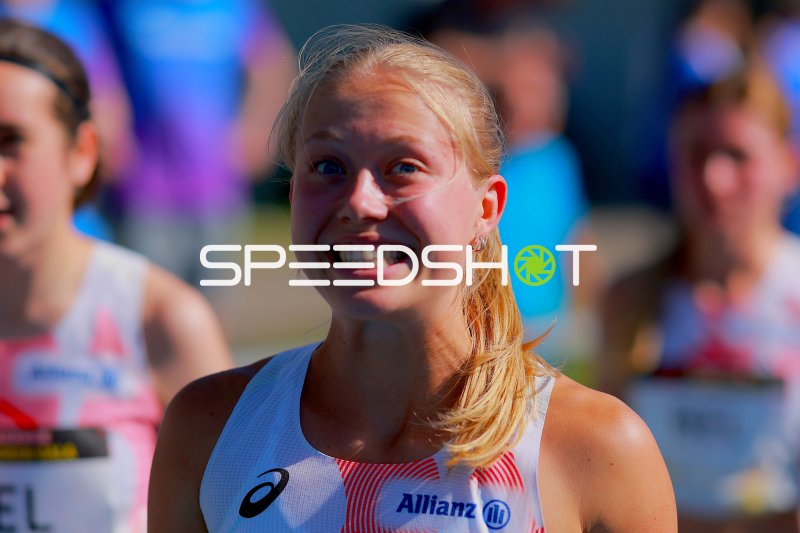 Athletin mit strahlendem Lächeln bei Leichtathletik-Wettkampf in Mannheim