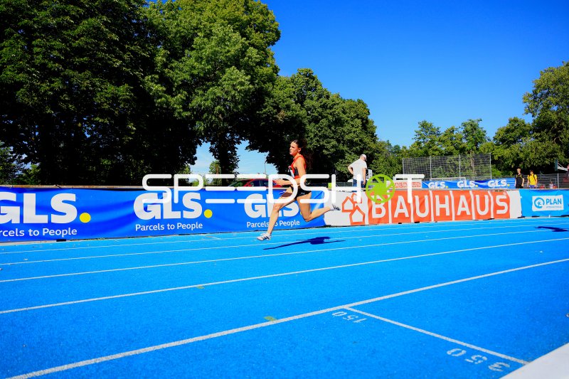 Athletin beim Sprint im Michael-Hoffmann-Stadion Mannheim