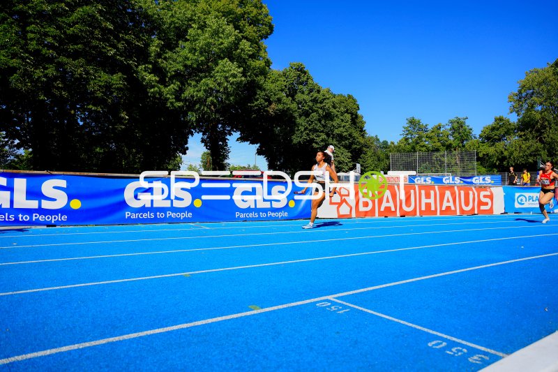 Athletin beim Sprint auf der blauen Tartanbahn im Michael-Hoffmann-Stadion Mannheim