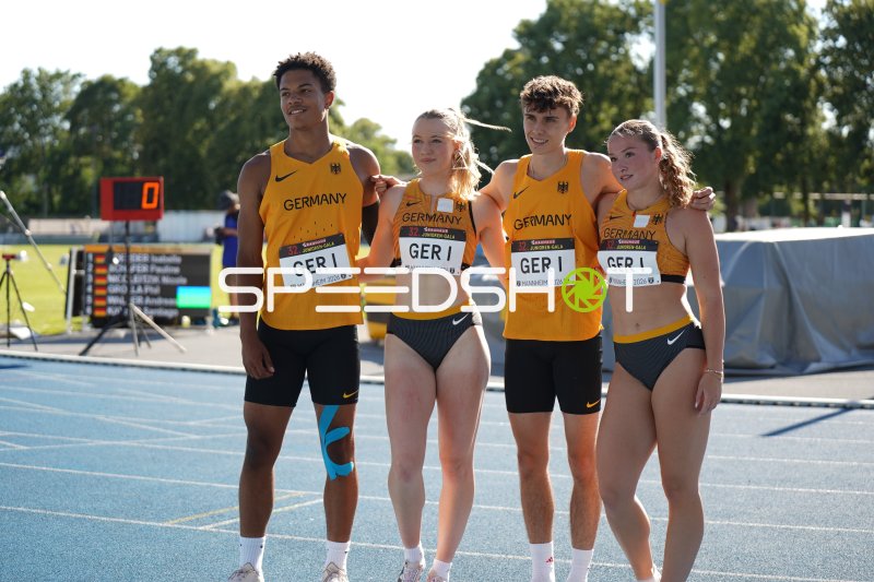 Philip Stroh und das deutsche 4x100m-Staffelteam GER I beim Bauhaus Junioren-Gala