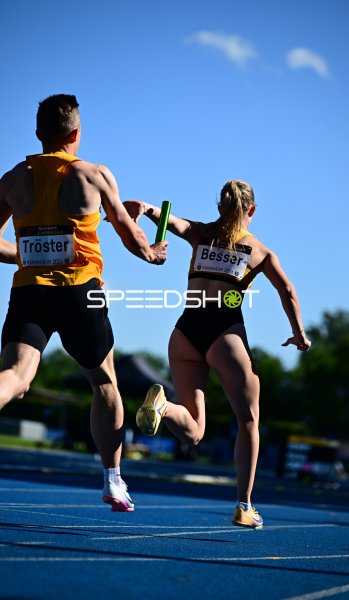 Staffelübergabe zwischen Tröster und Besser beim Mixed-Relay in Mannheim