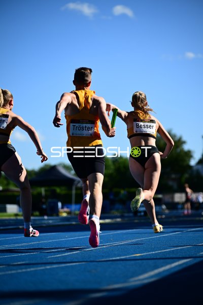 Stabübergabe: Ben Tröster (#398) und Mia Besser (#436) im 4x100m-Staffellauf
