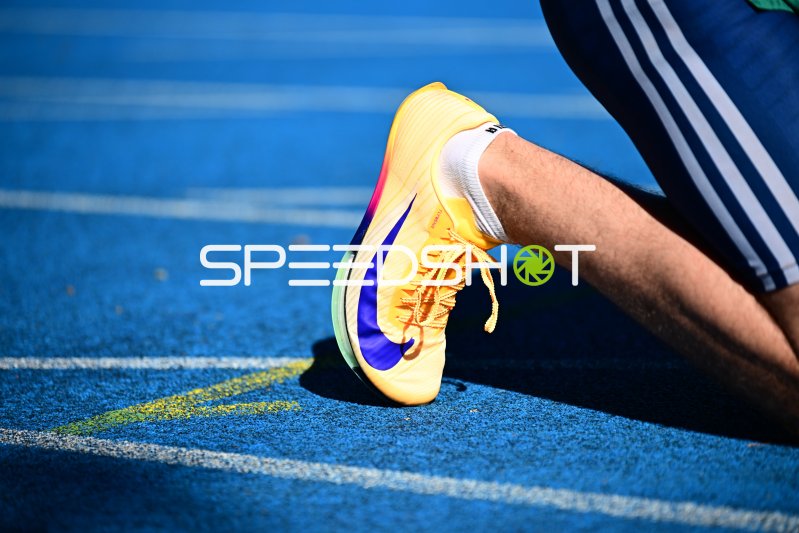 Nahaufnahme eines Nike-Sprintschuhs auf der blauen Tartanbahn