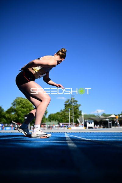 Startmoment einer Athletin auf der blauen Tartanbahn in Mannheim