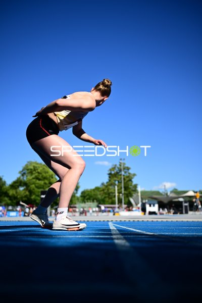 Athletin beim Start auf der blauen Tartanbahn im Michael-Hoffmann-Stadion Mannheim