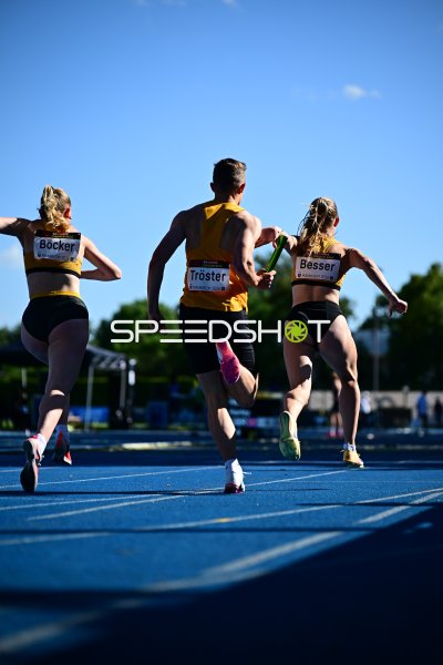 Staffelübergabe: Tröster (#398) übergibt an Besser (#436) beim 4x100m