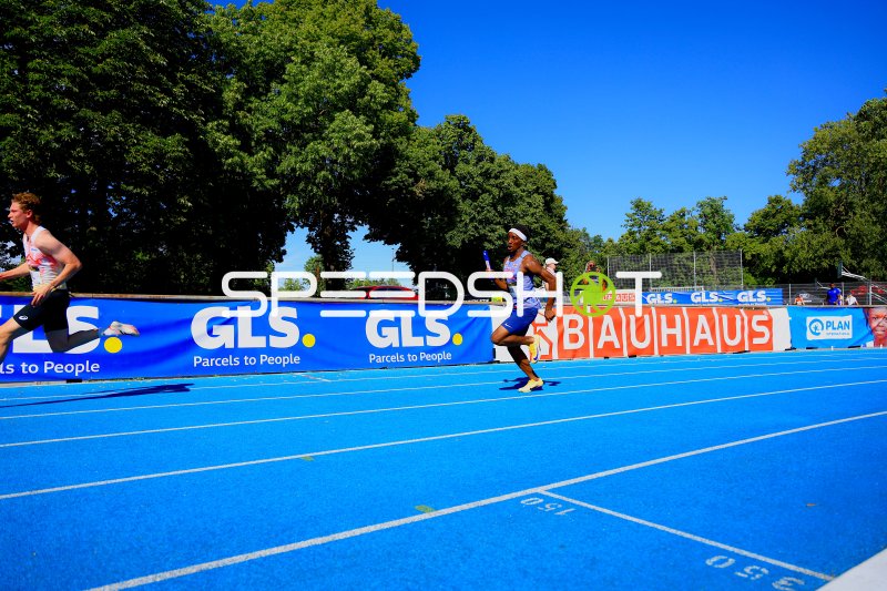 Staffelläufer mit Stab beim 4x100m-Lauf im Michael-Hoffmann-Stadion Mannheim
