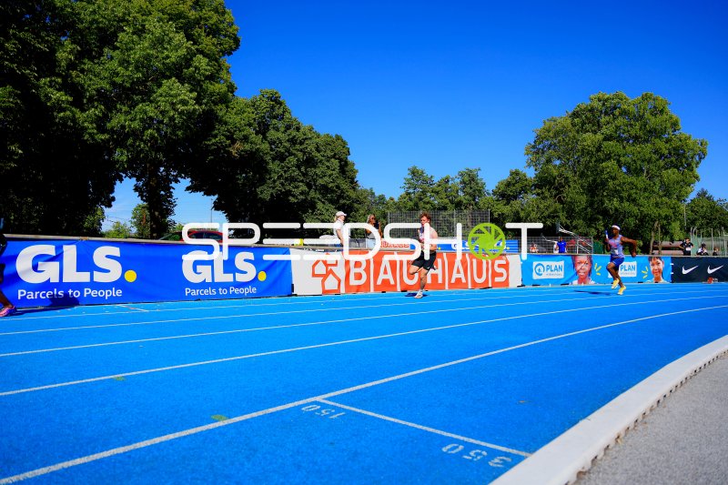 Läufer im Sprint auf der blauen Tartanbahn im Michael-Hoffmann-Stadion Mannheim