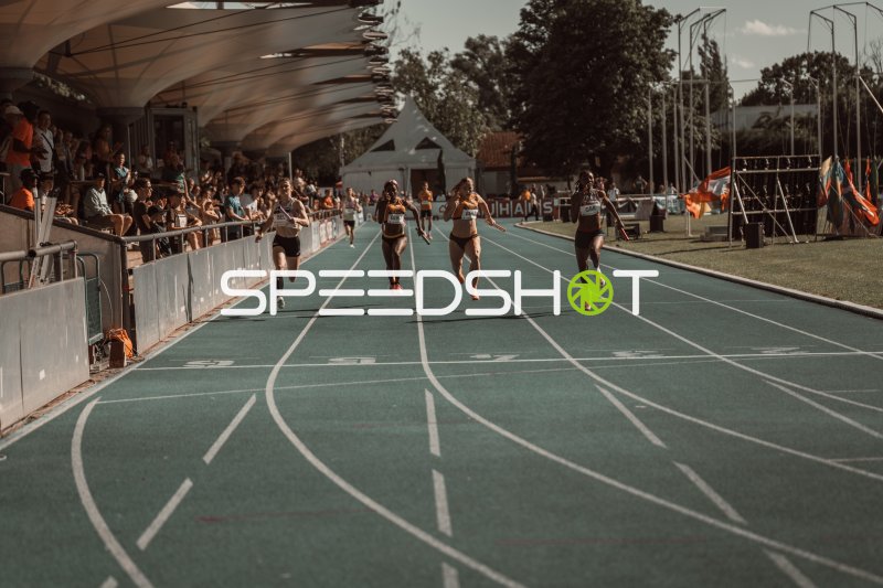 4x100m-Staffel der Frauen im Zieleinlauf im Michael-Hoffmann-Stadion Mannheim
